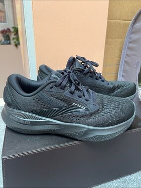 BROOKS Adrenaline 24 GTS women’s black on black - size 6.5M in EUC